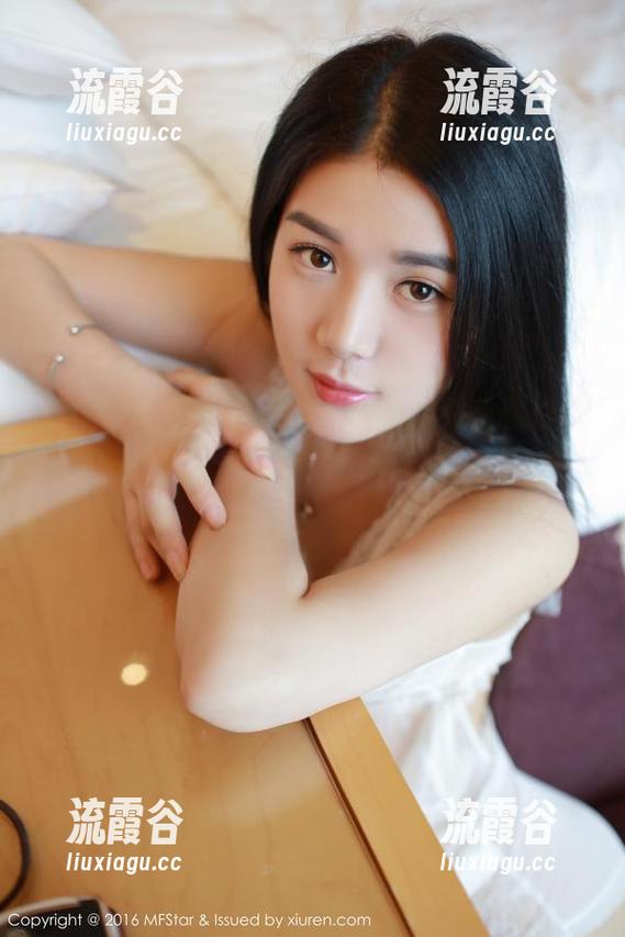 MFStar模范学院 - Evelyn艾莉私拍新秀，就选这黑白图包，尽显“单色魅力”！