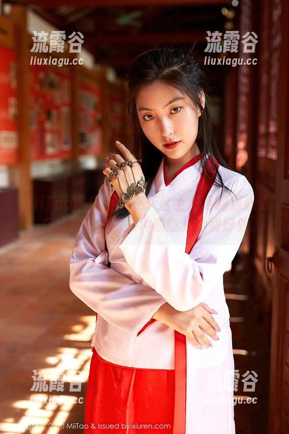 MiiTao蜜桃社 - 在天台上游荡的温心怡，在线写真中的那种随意又恰到好处。
