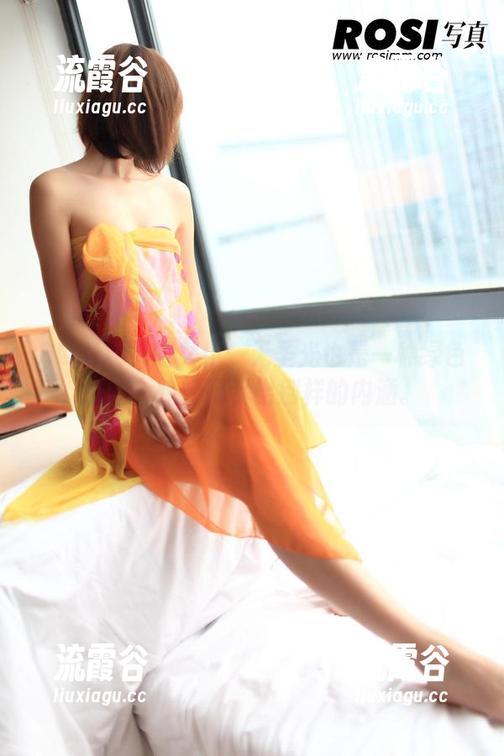 ROSI展现的女仆：无圣光也是一种绿色通道，轻轻揭示出别样的内涵。