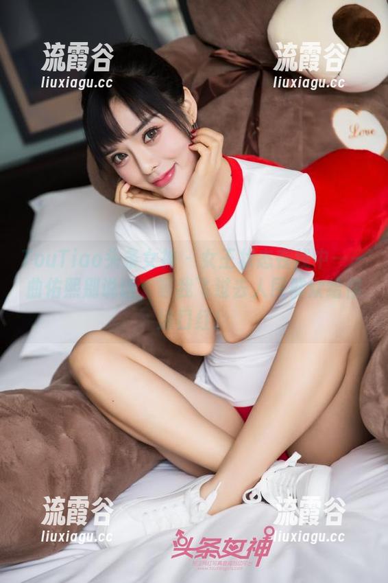 TouTiao头条女神 - 女王状态在线中——曲佑熙别说话，等我飞过去人民群众给你涂口红！
