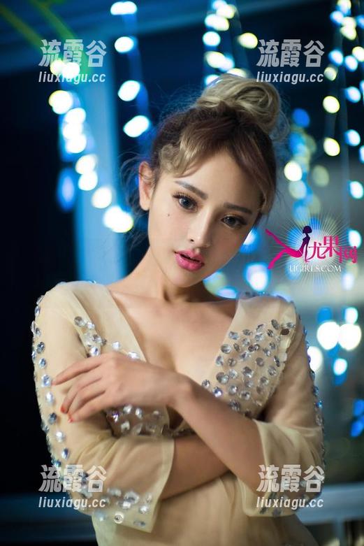 UGirls尤果网 - 在艾霓莎的白衬衫里，我找到了生存的意义——套图沉浸式体验