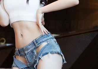 Xiuren秀人网 – 小嘉敏与校园微微晃动的无圣光——这是个图包，一点都不传统。