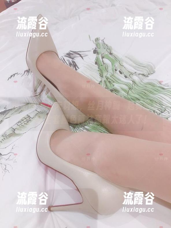 微密圈 - 从未料想，丝月神蹦跶起舞的样子，这全套黑色筒袜高跟太迷人了！