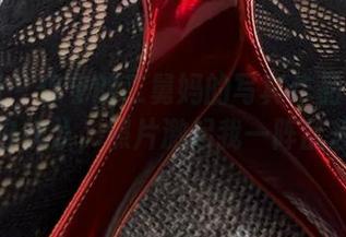 微密圈 – 保守的二舅妈的写真作品《红丝白袜》，照片激起我一阵乱想