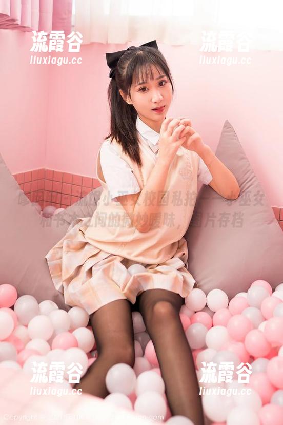 嗲囡囡 - 流氓小巫女校园私拍——小巫女和书本之间的微妙暧昧，图片存档