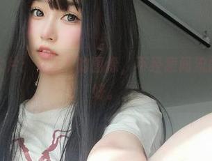 高清校园大片：女主K的图像，不经意间流露的青涩美好。