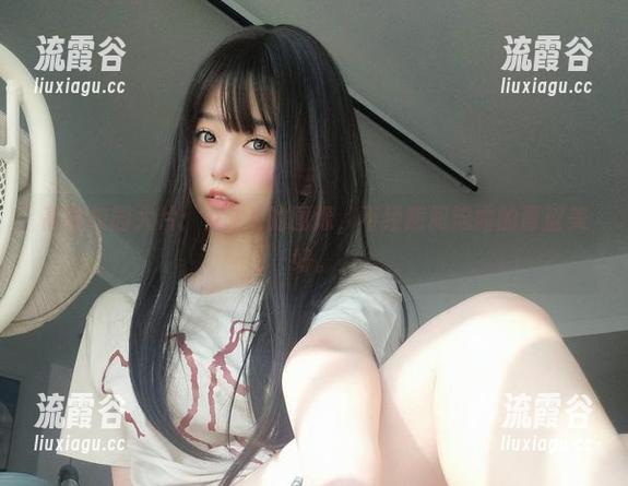 高清校园大片：女主K的图像，不经意间流露的青涩美好。