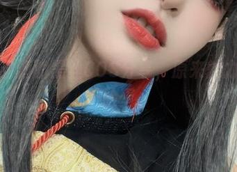 小和甜酒的黑丝COS分享，原来魅力不止于脸蛋。