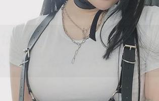 当小容仔咕咕咕w遇见女友角色，精选的妆容和姿态真让人眼前一亮！