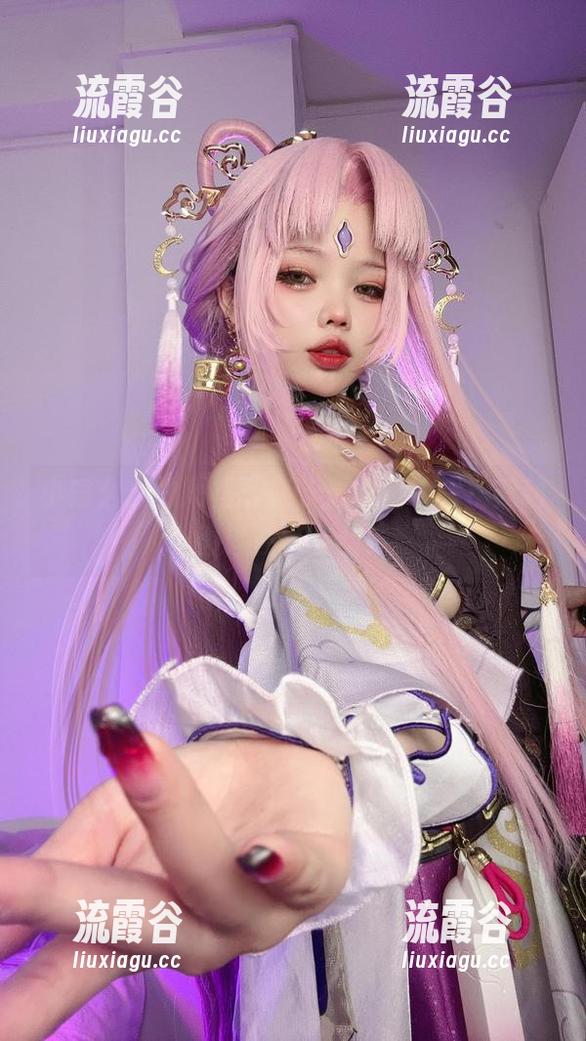 小瑶幺幺的短裙写真，原图里的裙摆舞动得像在打节奏！