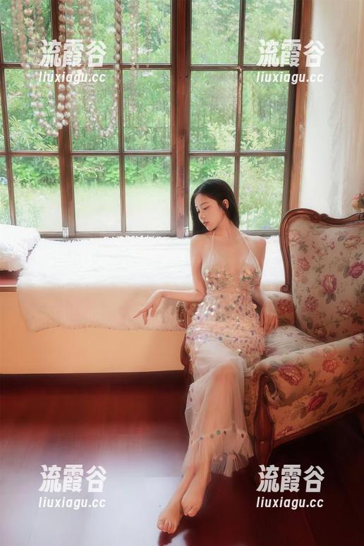 年年Nnian制服，这组写真像是从某个校园传来的一道闪电。