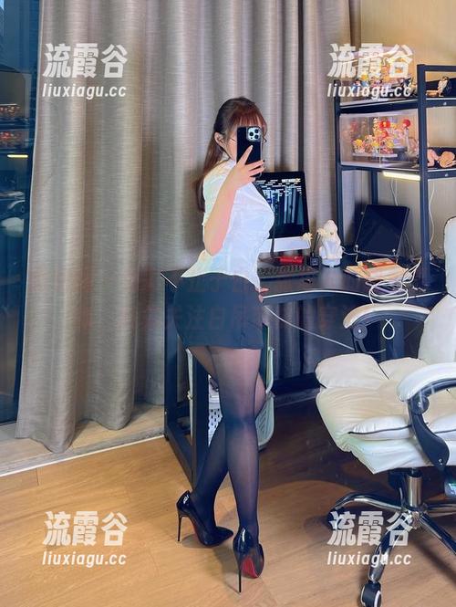 微密圈 - 色彩不止于白，张思允的图包更新，我先关注白吊带袜的穿法！
