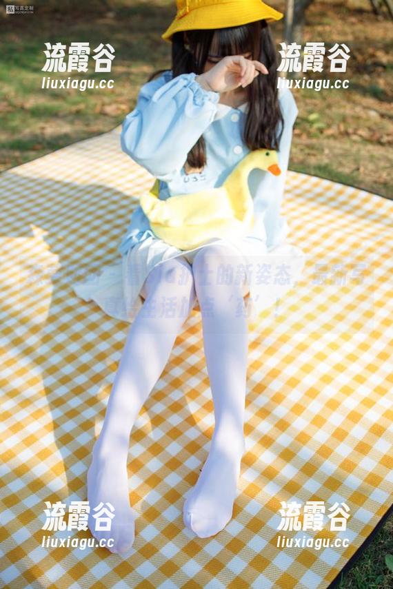 森萝财团 - 看Sia护士的新姿态，最新写真给生活加点‘药’！