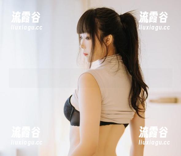 看，汪知子在风衣作品集里披萨似的闪闪发光。