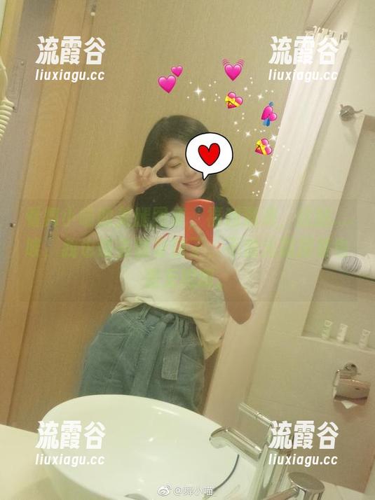 看舞小喵的美腿图集，福利满满，这腿....唉，我也该去健身房了，不然光戳屏幕也是无用啊。