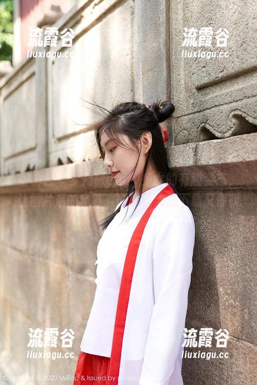 蜜桃社 - 梦乃Mandy少女的有趣姿态，让图片后的意味，时时让人想下载又停顿
