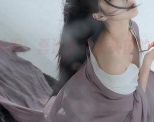 观看的乐趣：蠢沫沫在镜头前的 ‘凝视’窥探