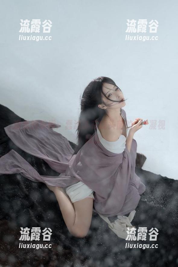 观看的乐趣:蠢沫沫在镜头前的 ‘凝视’窥探 观看的乐趣:蠢沫沫在镜头前的 ‘凝视’窥探