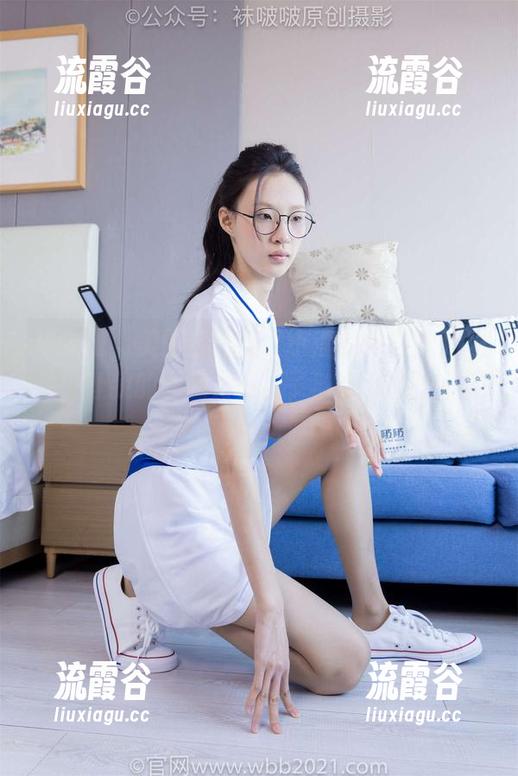 袜啵啵 - 美图画面里，小淳的黑白渐变丝袜，让我的注意力在袜子与腿间大打出手！