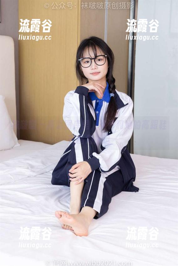 袜啵啵 - 高清图库里，稚予和她的高跟鞋在唇角挑逗