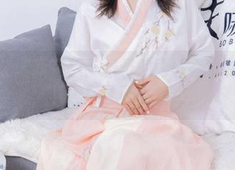 袜啵啵 – 我在想：稚予的两双白棉袜写真，下载后会不会发热？