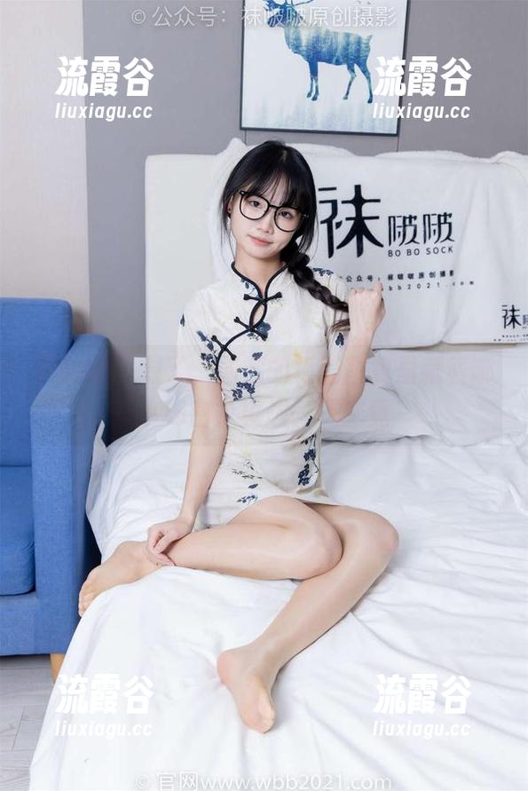 袜啵啵 - 对了，苏苏的板鞋图包里藏着哪些小秘密？真想一探究竟～
