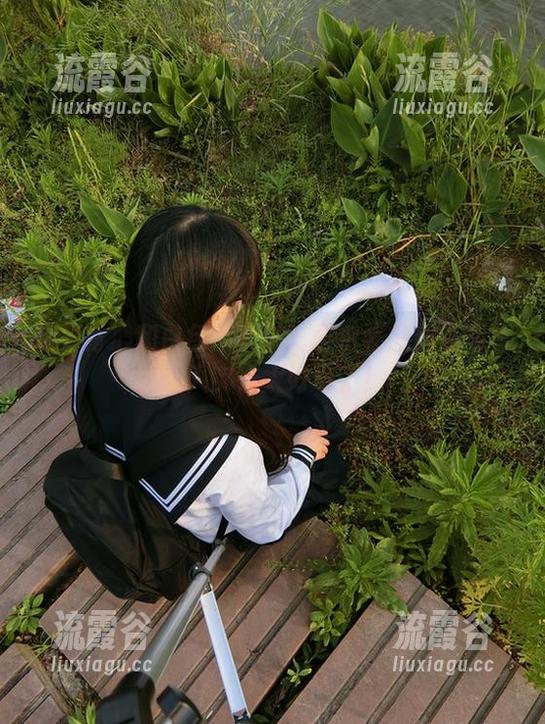 超薄背心和白色吊带袜？西尔酱的精选写真让人实在太好奇了！
