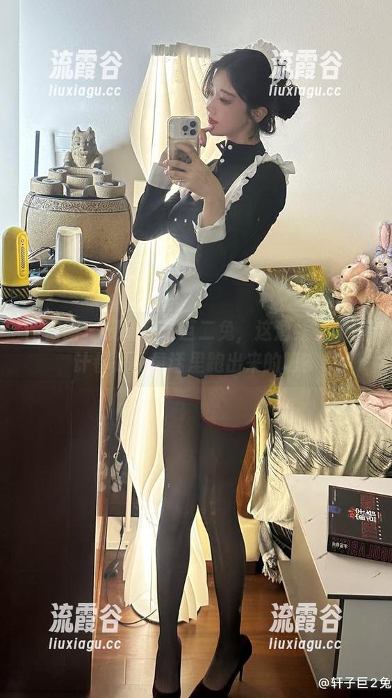 微密圈 - 观看轩子巨二兔，这酒红礼服估计都是从童话里跑出来的吧？