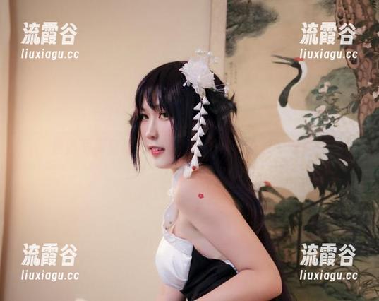 最新写真集里见年一:内衣外,氛围才是重点 最新写真集里见年一:内衣外,氛围才是重点
