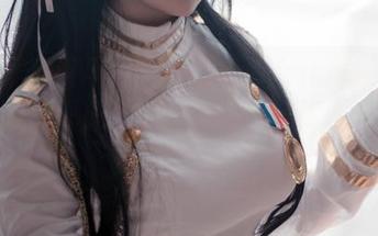 照片里的阿半今天很开心跟女仆倒是很般配，原图曝光那点小心思……你愿意猜吗？