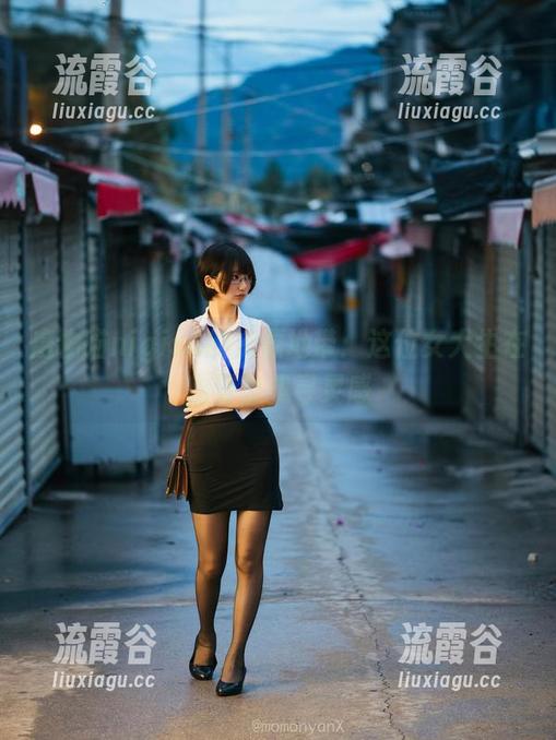 魔物喵nigisa的资源地带：这位女大生在物置里找寻灵感