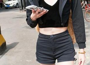 魔镜街拍 – 图库热推：白色吊带与黑丝美腿，这搭配真有一套啊，婷婷？