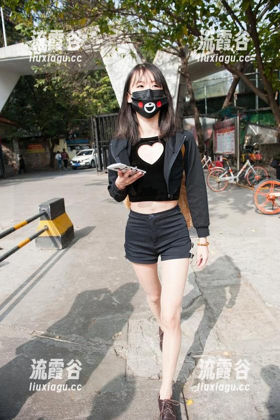 魔镜街拍 - 图库热推：白色吊带与黑丝美腿，这搭配真有一套啊，婷婷？