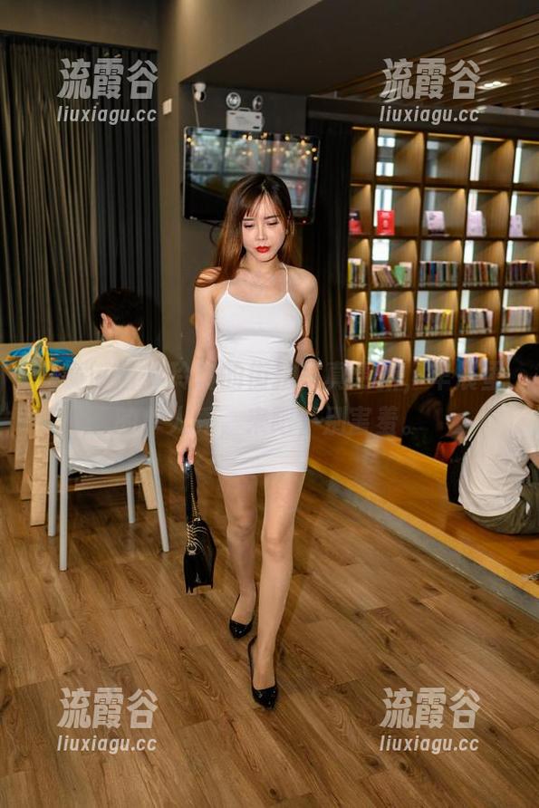魔镜街拍 - 玲玲的街拍写真更新，车展里的单人秀，来吧，别害羞。