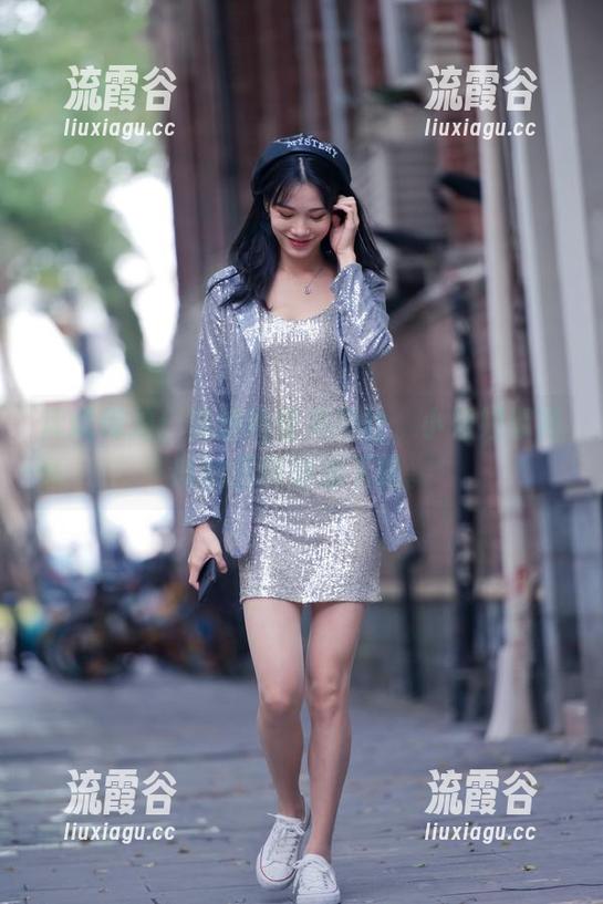 魔镜街拍：当旗袍碰见肉丝，小姐姐遛狗时的原图随你下载。