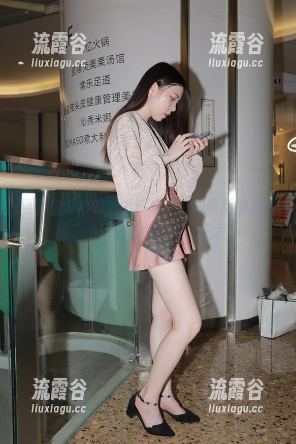 黑色包臀裙的魔力，魔镜街拍最新捕捉原图，小姐姐的气质一览无余！